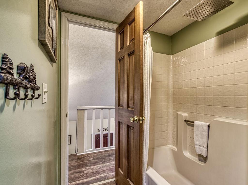 גטלינבורג Moonshine Chalet, Hot Tub, Pool Access, Wifi, 1089 Free Tickets Each Paid Day, Dollywood And More מראה חיצוני תמונה